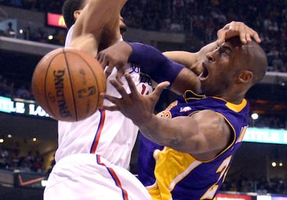 Kobe Bryant recibe un falta de Ryans Hollins