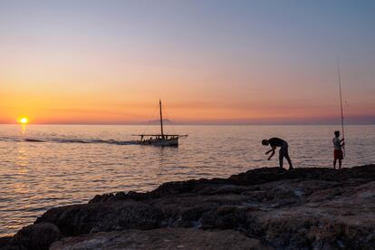 Pescadores en el atardecer en el Bagni de la Regina Giovanna (Italia).