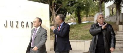 El empresario Rafael Gómez, 'Sandokán', a la derecha, tras declarar en unos juzgados de Málaga en una imagen de archivo.