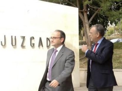 El empresario Rafael G&oacute;mez, &#039;Sandok&aacute;n&#039;, a la derecha, tras declarar en unos juzgados de M&aacute;laga en una imagen de archivo.