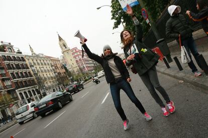 Muchas gente se lanzó a las calles para animar a los participantes del maratón de Madrid.En la imagen, Cristina Mitre y Clara Montoya, dos aficionadas al running animando a los últimos participantes.