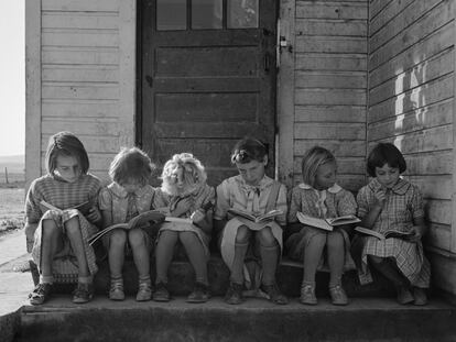 Niñas leyendo en una escuela de Oregón.