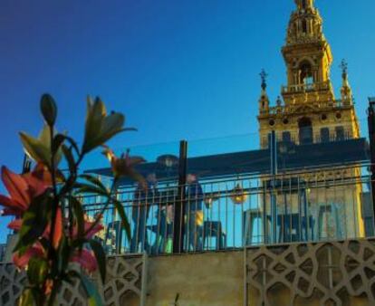 Azotea del hotel EME de Sevilla, con la Giralda el fondo.