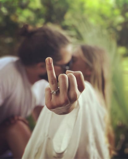Margot Robbie y Tom Ackerley se conocieron en 2013. Ante los rumores de la prensa sobre su boda, la actriz decidió confirmar su enlace, celebrado en Austrialia (país natal de la intérprete de ‘Escuadrón suicida’ o ‘El lobo de Wall Street’), con una foto en Instagram en la que dejaba ver su alianza a la perfección.