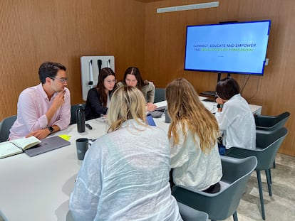 Estudiantes del centro de innovación y emprendimiento de Múnich en la sede de Valencia.