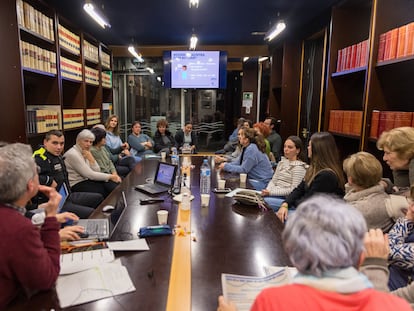 Mesa del espacio de cohesión que el Ayuntamiento de Guissona convoca mensualmente para conocer los problemas  de las diferentes comunidades que residen en el pueblo.