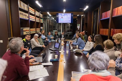 Mesa del espacio de cohesión que el Ayuntamiento de Guissona convoca mensualmente para conocer los problemas  de las diferentes comunidades que residen en el pueblo.