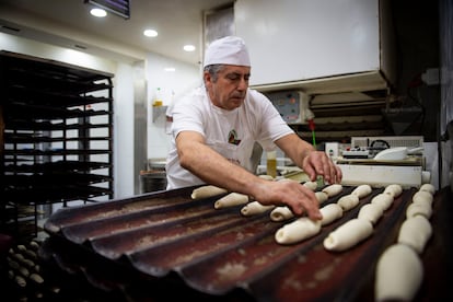 El panadero, Eugenio Villegas, lleva 40 años amasando en el obrador del Museo del Jamón, en Usera. 