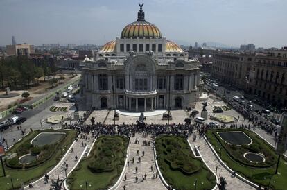 El público espera la llegada del féretro de Carlos Fuentes a las puertas del Palacio de las Bellas Artes de Ciudad de México