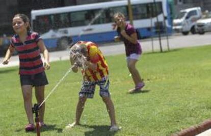 Niños juega con agua el 17 de enero de 2014, en el centro de Buenos Aires (Argentina).