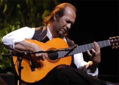 El artista, durante el concierto que ofreció el pasado sábado en el XXIV Festival Córdoba Guitarra 2004.