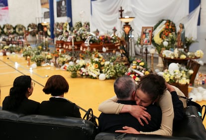 Durante la primera semana de este año, habitantes de Colotlán protestaron en la capital del Estado, Guadalajara, para exigir al gobernador que haga algo para frenar la violencia en el norte de la entidad. En la imagen, familiares y amigos en el funeral de las tres jóvenes.