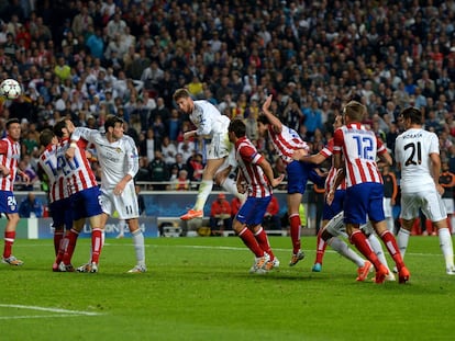 Sergio Ramos cabecea en el gol del empate para el Madrid en la final contra el Atlético el 24 de mayo de 2014, en Lisboa.