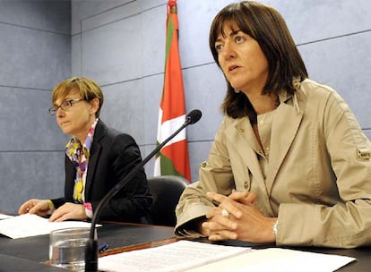 La consejera de Justicia y portavoz del Ejecutivo, Idoia Mendia (a la derecha), junto a la titular de Empleo, Gemma Zabaleta, en la rueda de prensa tras la reunión del Consejo de Gobierno.