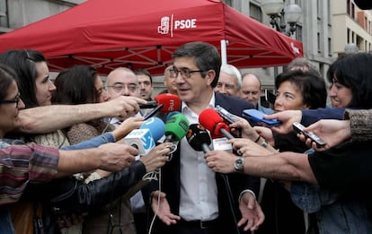 Patxi López en un acto electoral en la plaza de Moyua, en Bilbao