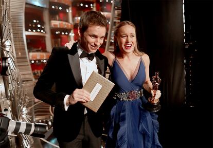 Los actores Eddie Redmayne (i) y Brie Larsen en el interior del backstage en el Dolby Theatre.