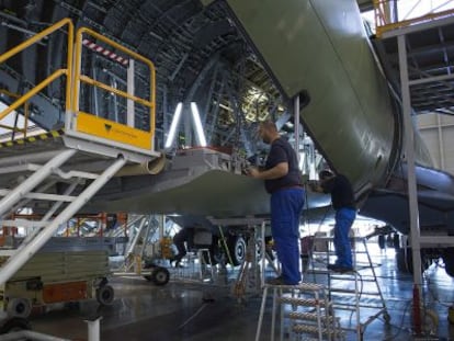 Trabajadores de la compa&ntilde;&iacute;a Airbus, en Sevilla.