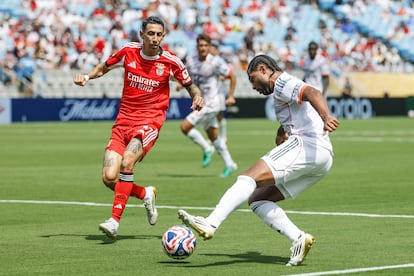 Ángel di María baja a cubrir a Gnabry, del Bayern, este martes en Charlotte.
