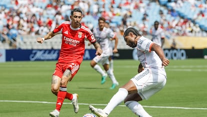 Ángel di María baja a cubrir a Gnabry, del Bayern, este martes en Charlotte.