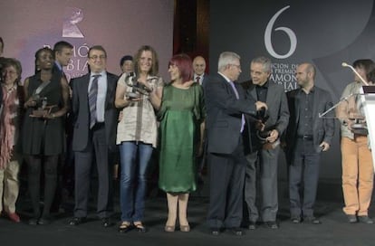 La presidenta de la Fundación Ramón Rubial, Lentxu Rubial, de verde en el centro, junto con los premiados.