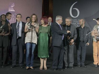 La presidenta de la Fundación Ramón Rubial, Lentxu Rubial, de verde en el centro, junto con los premiados.