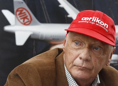 A sus 60 años de edad, el tricampeón mundial de Fórmula 1, Niki Lauda, acaba de ser padre de mellizos. Birgit, la esposa del célebre piloto, ha dado a luz hoy a los dos niños que pesaron cuatro kilos y medio entre los dos. Lauda y su actual compañera, 30 años menor que él, se conocieron en 2004, cuando ella entró a trabajar como azafata en Niki, la aerolínea propiedad del ex piloto. El ex corredor de Fórmula 1 se convierte así en padre por quinta vez, ya que tiene dos hijos de 30 y 28 años, fruto de un matrimonio anterior, y otro vástago nacido de una relación extramatrimonial.