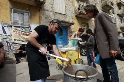 Constantinos Polychronopulos reparte comida en Atenas.