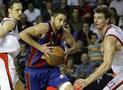 Navarro penetra entre Rakocevic y Splitter.