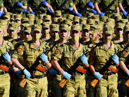 Cadetes rusos ensayan para el desfile militar del 24 de junio en la plaza Dvortsovaya de San Petersburgo, este miércoles.
