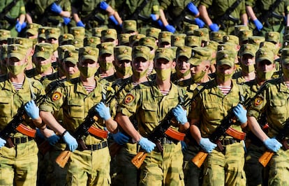 Cadetes rusos ensayan para el desfile militar del 24 de junio en la plaza Dvortsovaya de San Petersburgo, este miércoles.