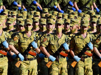 Cadetes rusos ensayan para el desfile militar del 24 de junio en la plaza Dvortsovaya de San Petersburgo, este miércoles.