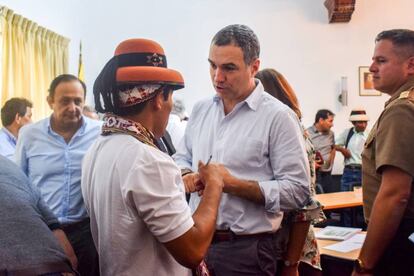 Gregorio Rojas, líder de la comunidad de Fuerabamba, habla con el primer ministro peruano, Salvador del Solar.