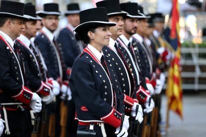 Els Mossos d'Esquadra, preparats per a la tradicional ofrena floral davant l'esttua de Rafael Casanova a Barcelona.