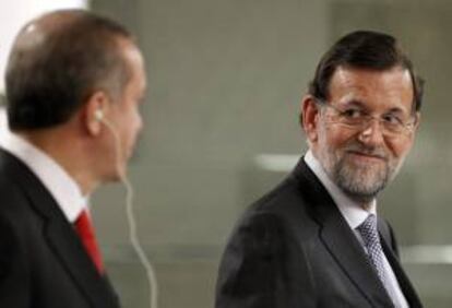 El presidente del Gobierno, Mariano Rajoy (d), junto al primer ministro turco, Recep Tayyip Erdogan (i), durante la rueda de prensa conjunta ofrecida en el Palacio de la Moncloa, en Madrid, con motivo de la cuarta cumbre bilateral que se celebra hoy entre ambos países.