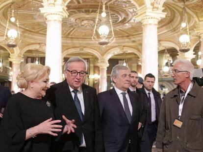 La primera ministra rumana, Viorica Dancila, junto al presidente de la Comisión, Jean-Claude Juncker, este jueves.