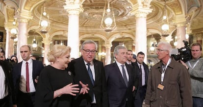 La primera ministra rumana, Viorica Dancila, junto al presidente de la Comisión, Jean-Claude Juncker, este jueves.