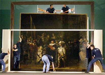 Traslado de <i>La ronda de noche,</i> de Rembrant, a su nuevo emplazamiento temporal, en el ala sur Philips.