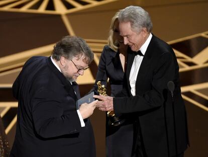 Guillermo del Toro inspecciona el sobre con su nombre tras ganar el Oscar a mejor película por 'La forma del agua'.