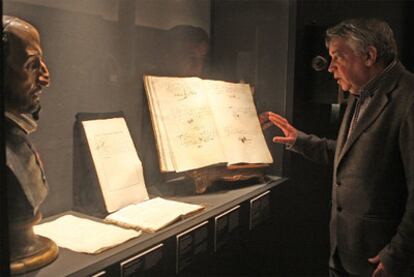 Enrique Valdivieso contempla el libro de <i>Asientos de ingreso de hermanos de la Caridad</i> con la inscripción de Miguel Mañara.