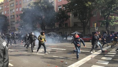 Disturbios entre la policía y los Boixos Nois en las proximidades del Camp Nou, antes del clásico Barça-Madrid.