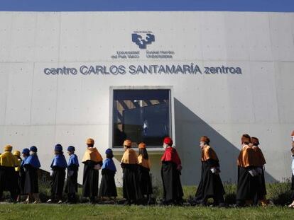 Profesores de la UPV se dirigen al paraninfo que ha acogido la apertura del curso en San Sebastián.
