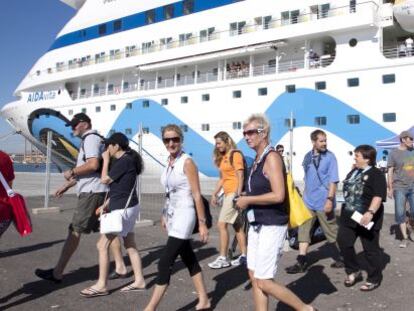 esembarco de cruceristas ayer en el puerto de Alicante