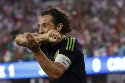 Andrés Guardado festeja su gol.