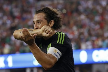 Andr&eacute;s Guardado festeja su gol. 