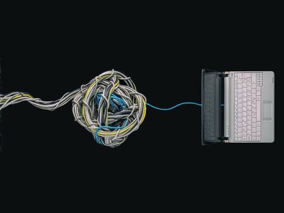 Un portátil conectado a una maraña de cables de red.