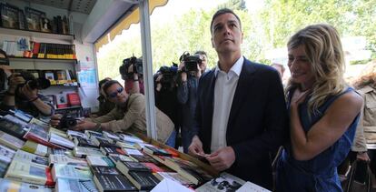 Pedro Sanchez visita la Feria del Libro de Madrid este martes.