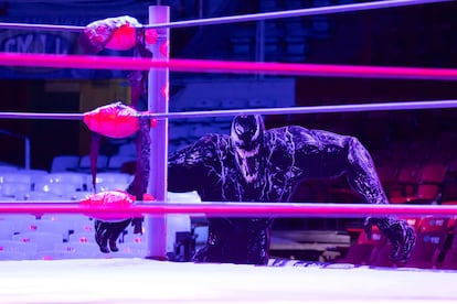 Una figura de Venom es vista durante una sesión de fotos para la película 'Venom: The Last Dance' en La Arena México, el 14 de octubre de 2024.