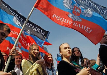 Un grupo de jóvenes sostiene banderas de la República Popular de Donetsk para conmemorar el segundo aniversario de la autoproclamada República Popular de Donetsk en 2014.