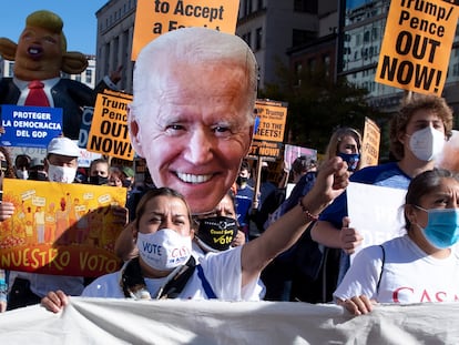 Un grupo de seguidores de Joe Biden celebra los resultados electorales este viernes en Washington.