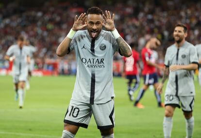 Neymar celebra el gol al Lille.